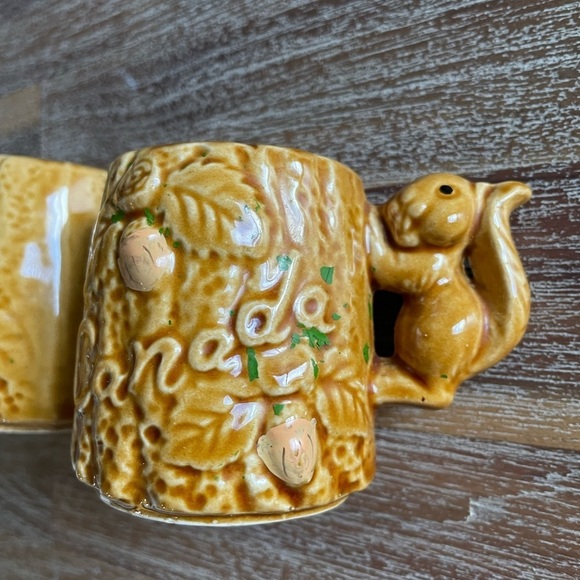 Vintage Squirrel climbing tree Canada ceramic Salt & Pepper shakers. - Picture 3 of 8